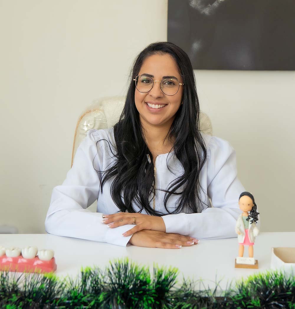 Dra. Gabriely de Oliveira em seu consultório odontológico em Guarulhos