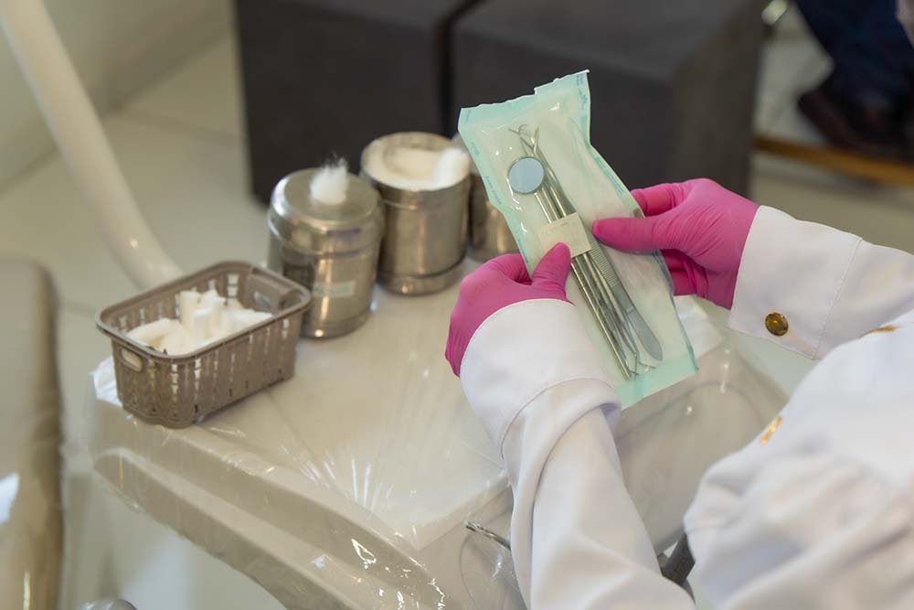 Instrumental odontológico esterilizado — biossegurança na clínica da Dra. Gabriely