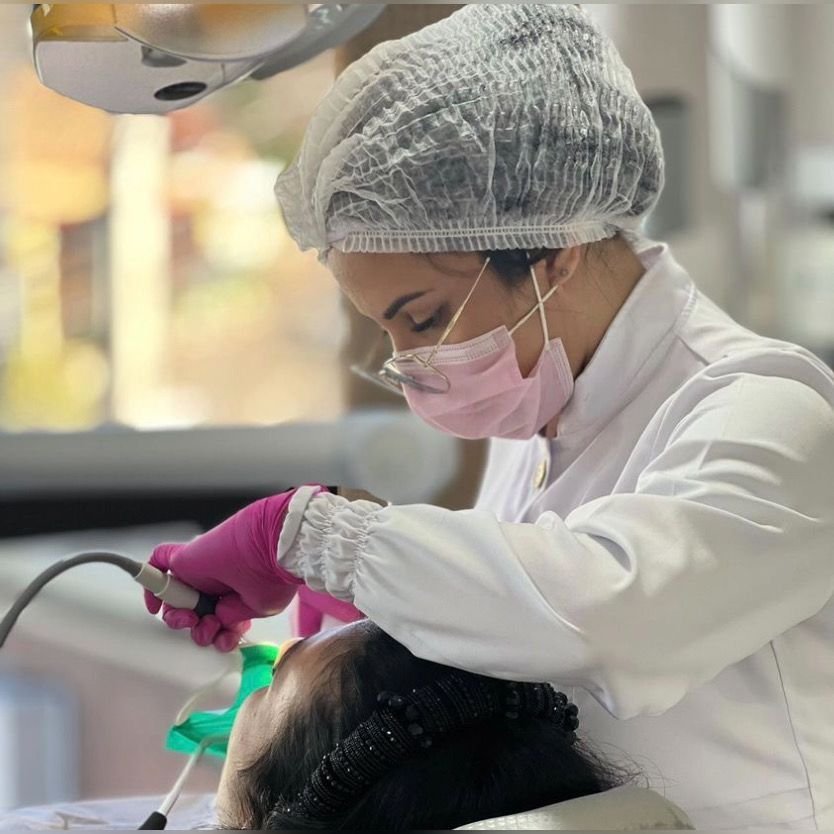 Dra. Gabriely realizando atendimento odontológico com cuidado e precisão